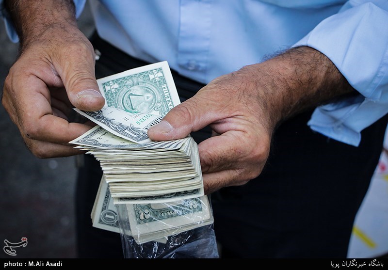 ترس بازار ارز فروکش کرد؛ دلارفروشان از احتمال بازگشت دلار به ۶۰ هزار تومان می‌گویند